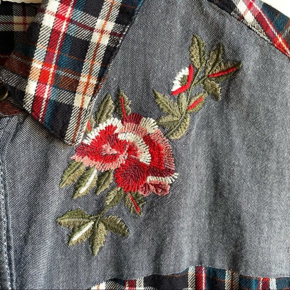 Women’s Plaid Button Up Blouse Floral Embroidery Western Rodeo Medium Fall Horse - Picture 3 of 9